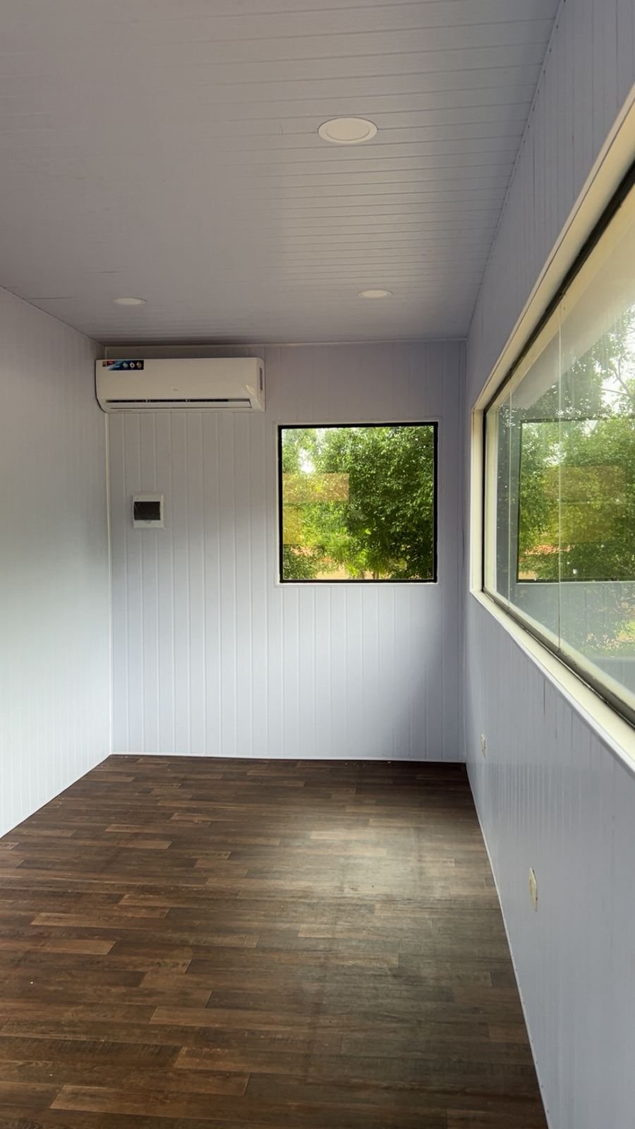 Oficina modular con iluminación natural