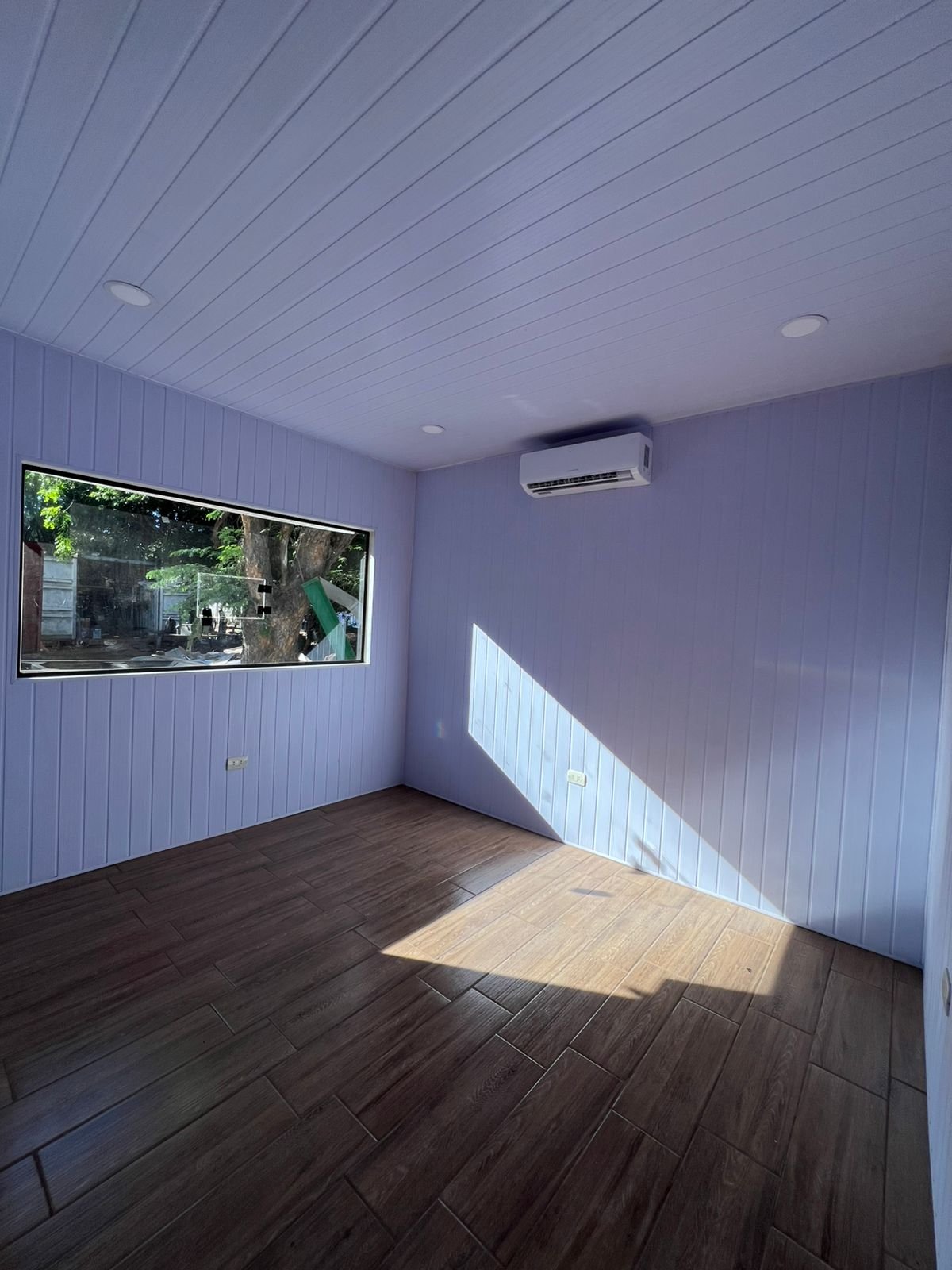Oficina contenedor interior porcelanato LED